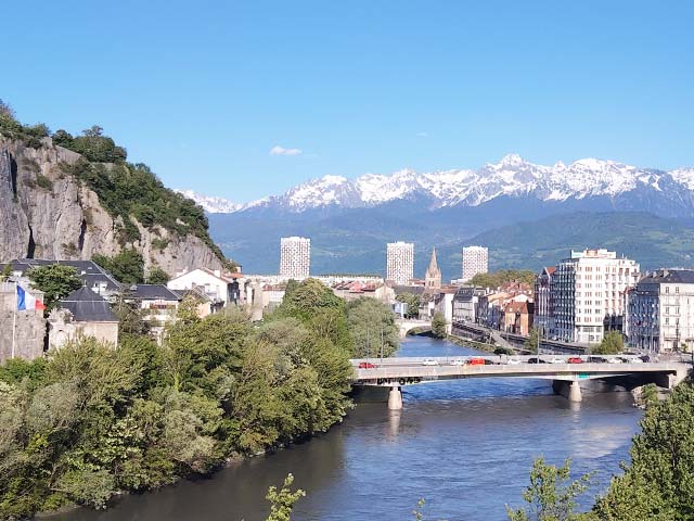 Vue panoramique depuis appartement à Grenoble proche de la gare