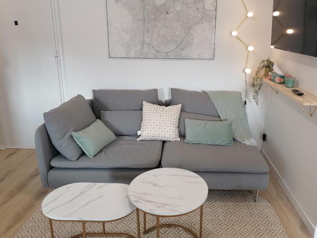 salon cosy dans une location courte durée à Grenoble